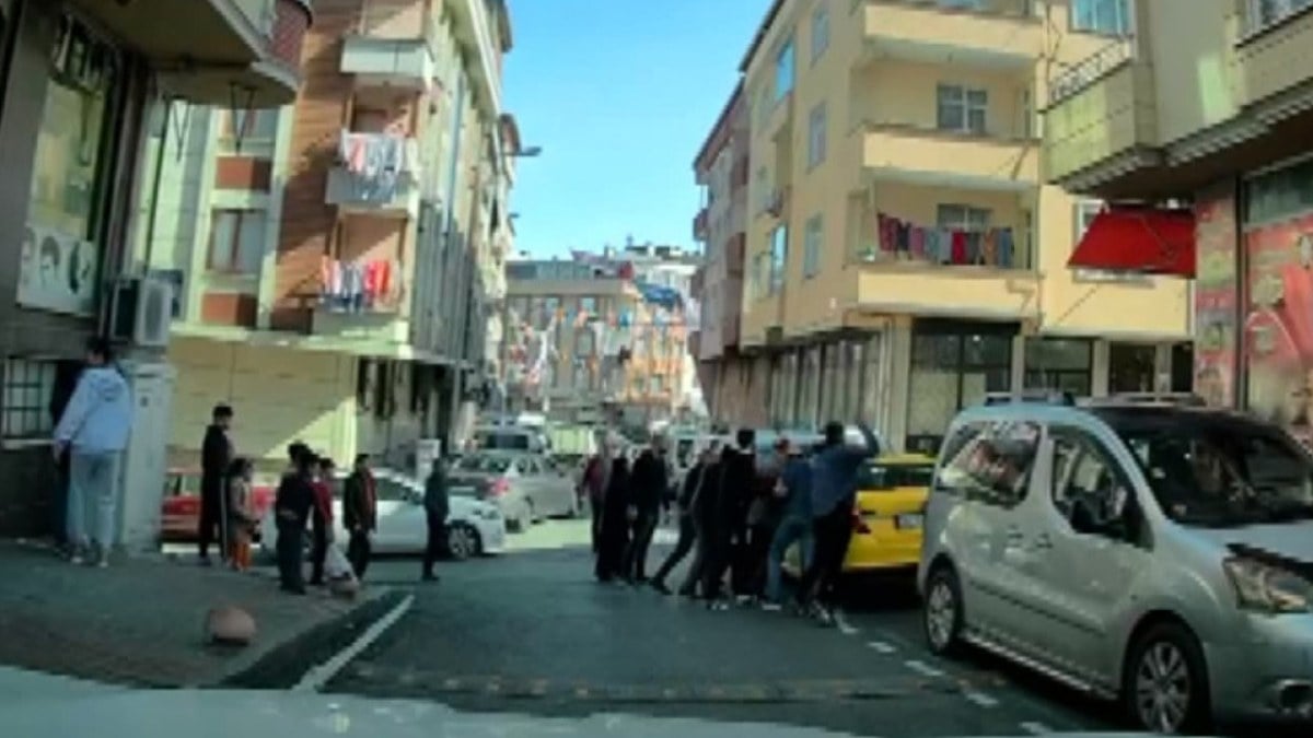 İstanbul’da yol verme tartışması! Sürücünün taksiye saldırdığı anlar