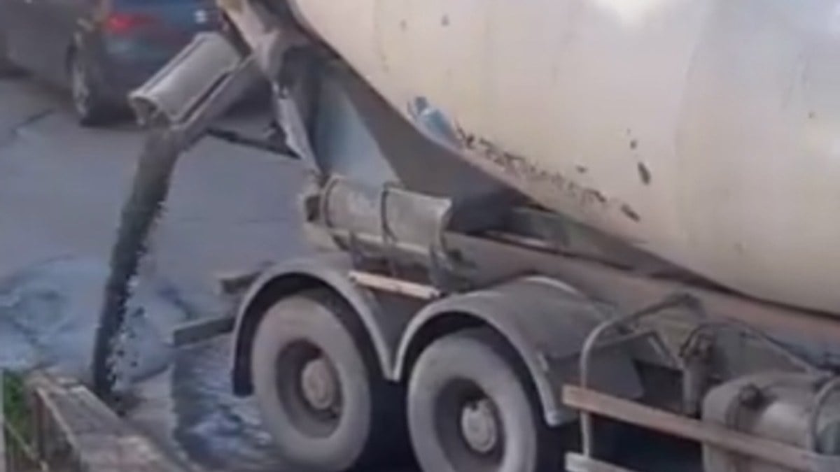 İstanbul’da yola beton döken beton mikseri şoförlerine 8 bin lira ceza kesildi