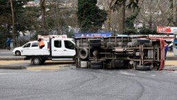 İstanbul’da yürekleri ağza getiren anlar: Kamyon virajı alamayınca..