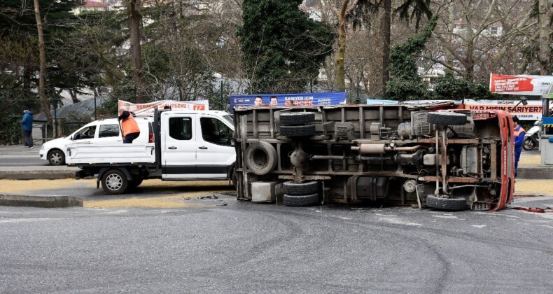 İstanbul’da yürekleri ağza getiren anlar: Kamyon virajı alamayınca..