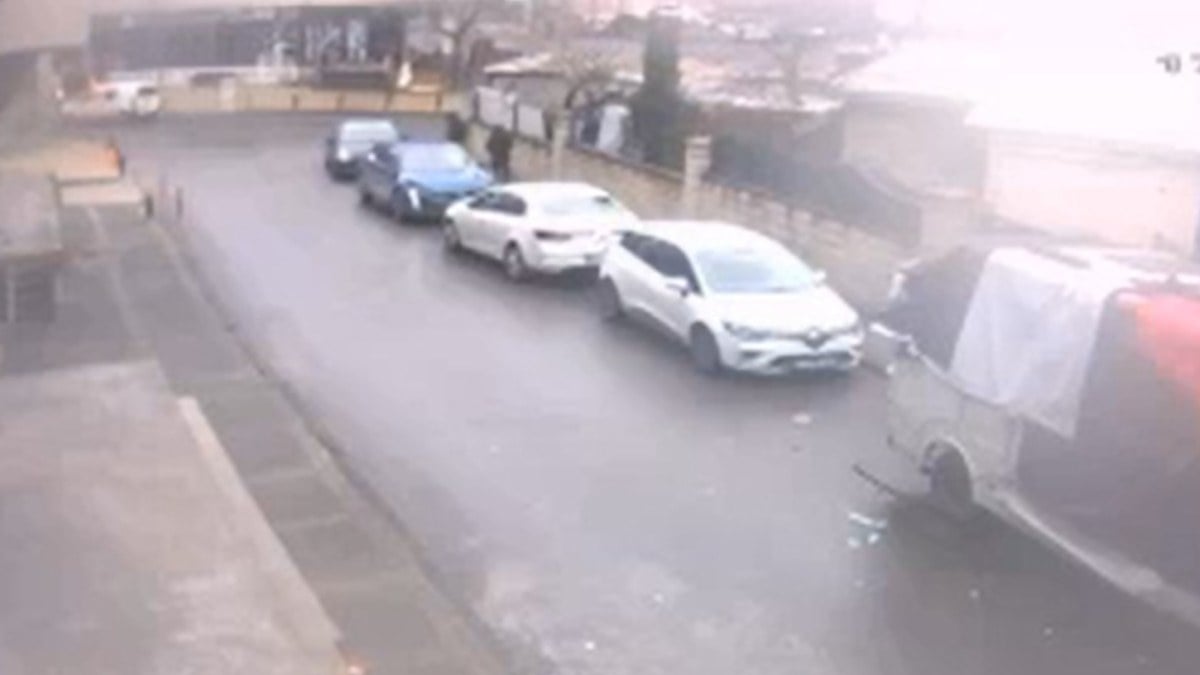 İstanbul’de park halindeki otomobilden silah çaldı! Hırsız paketlendi