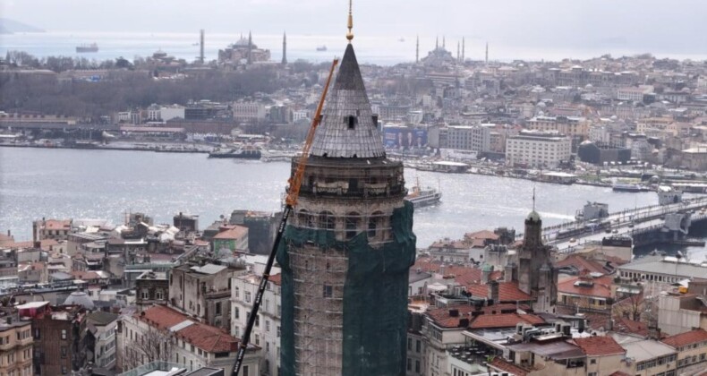 İstanbul’un simgesi Galata Kulesi inşaat filesiyle sarıldı