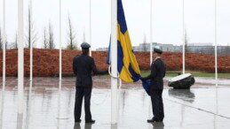 İsveç bayrağı, NATO karargahında göndere çekildi