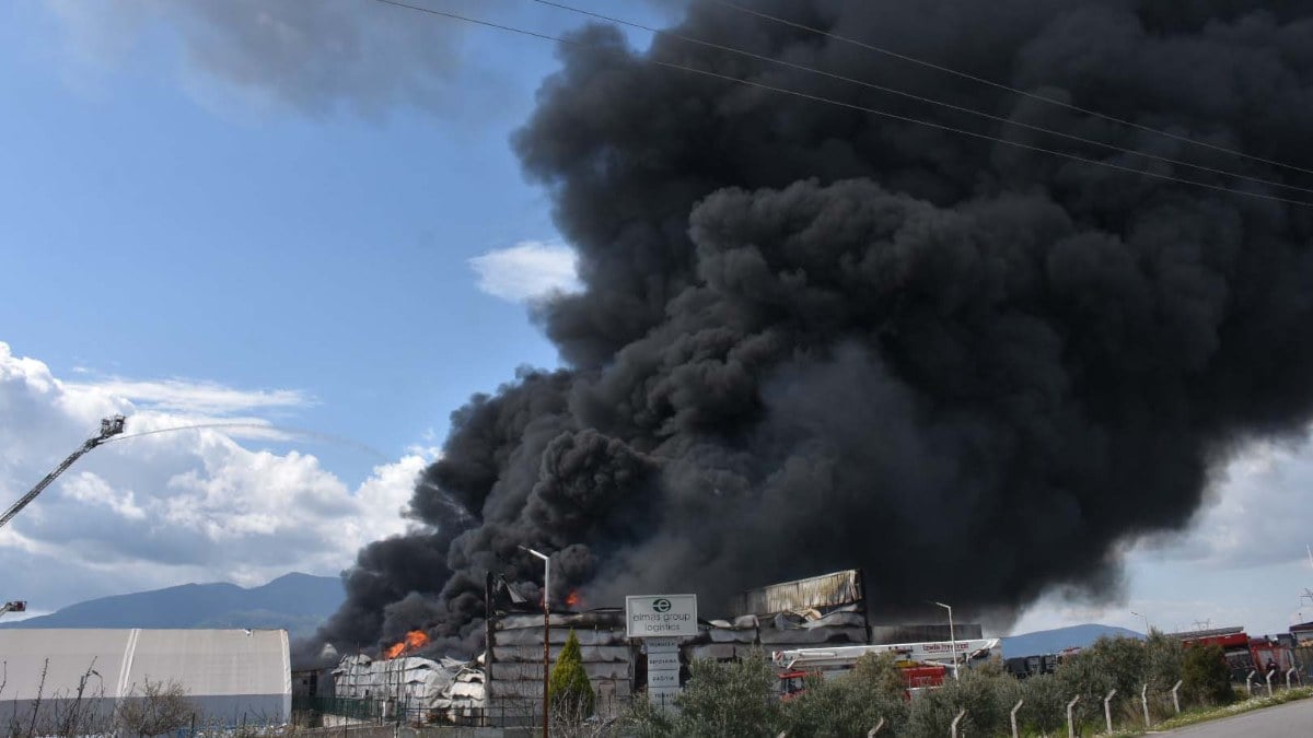 İzmir’de bir firmanın soğuk hava deposunda alevler yükseldi