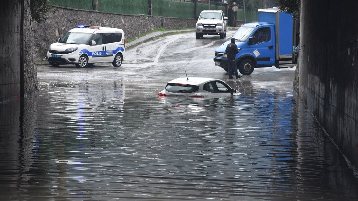 İzmir’de değişmeyen manzara! Yağmur sonrası alt geçidi su bastı