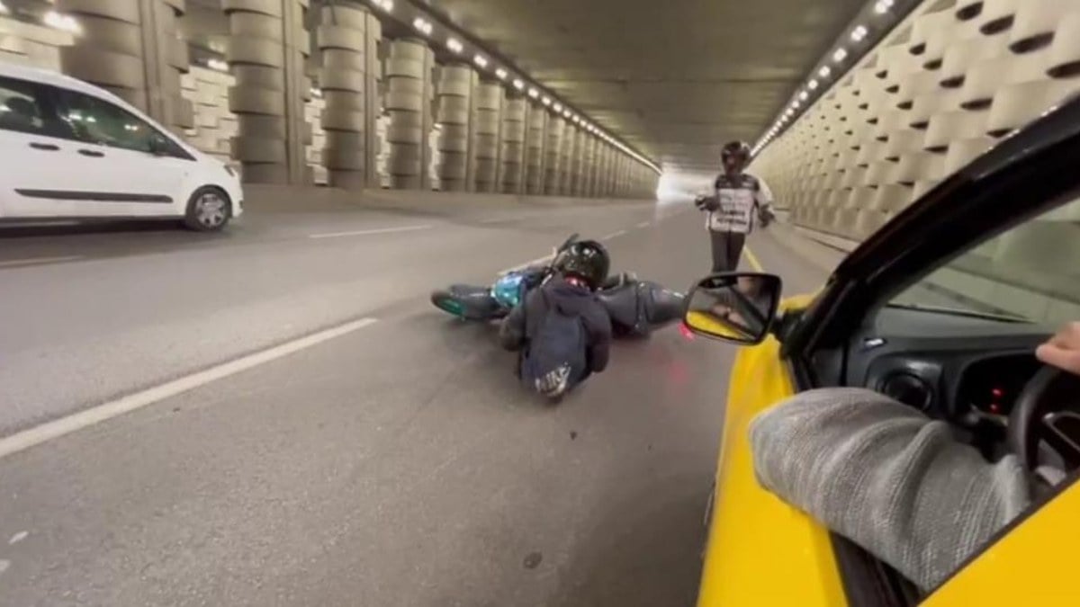 İzmir’de tek teker üzerinde giden motosiklet kaza yaptı