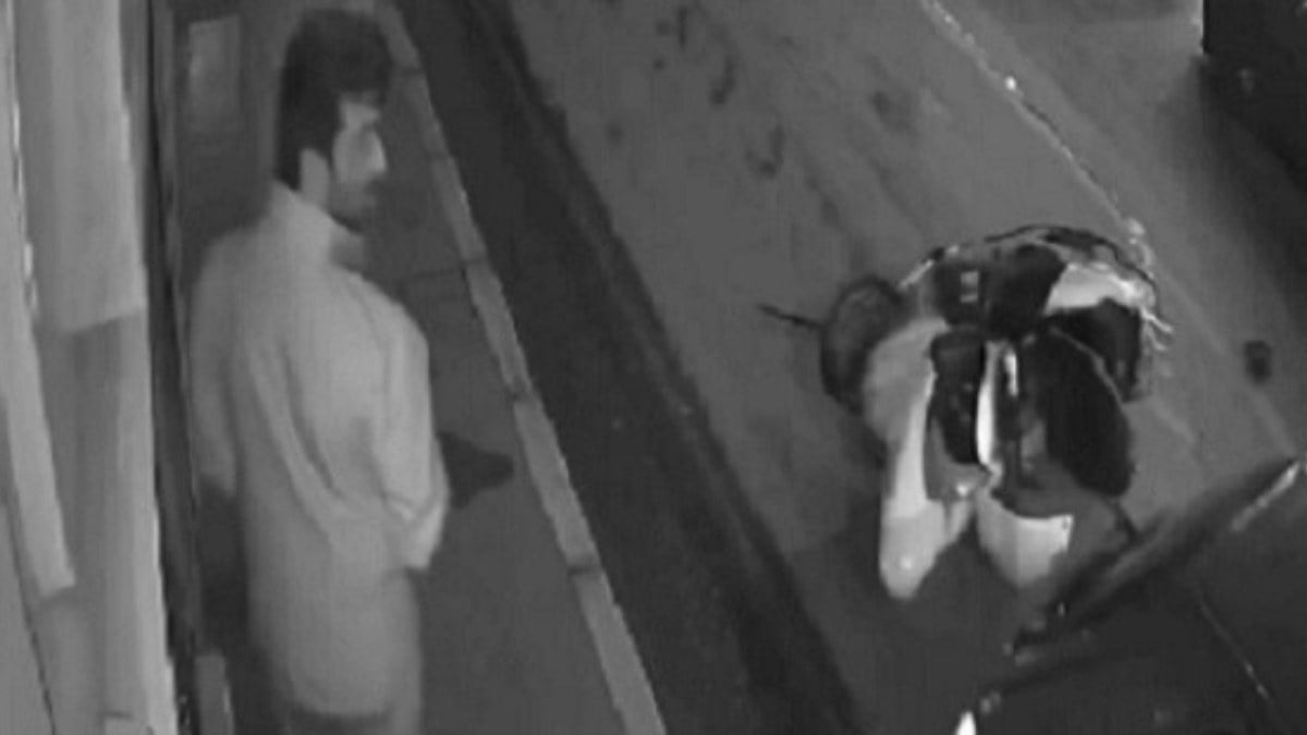 İzmir’de yola dökülen yağ nedeniyle kayan motosikletlinin sürüklendiği anlar