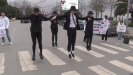 Kadıköy trafiğinde ‘moonwalk’ dansı: Strres topu dağıttılar