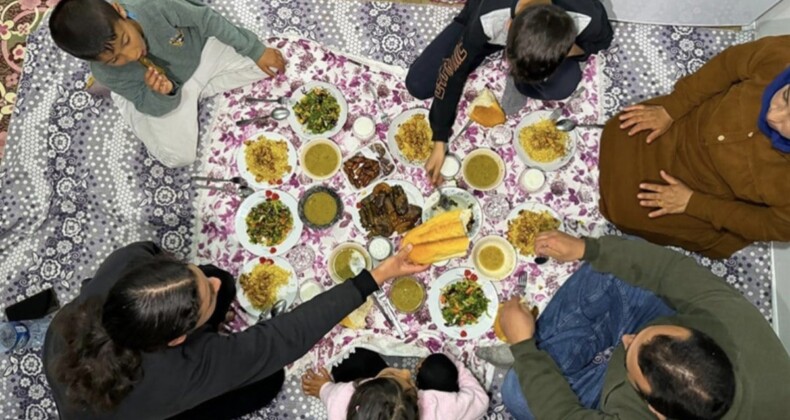 Kahramanmaraş merkezli depremlerin etkilediği illerde ilk iftar yapıldı