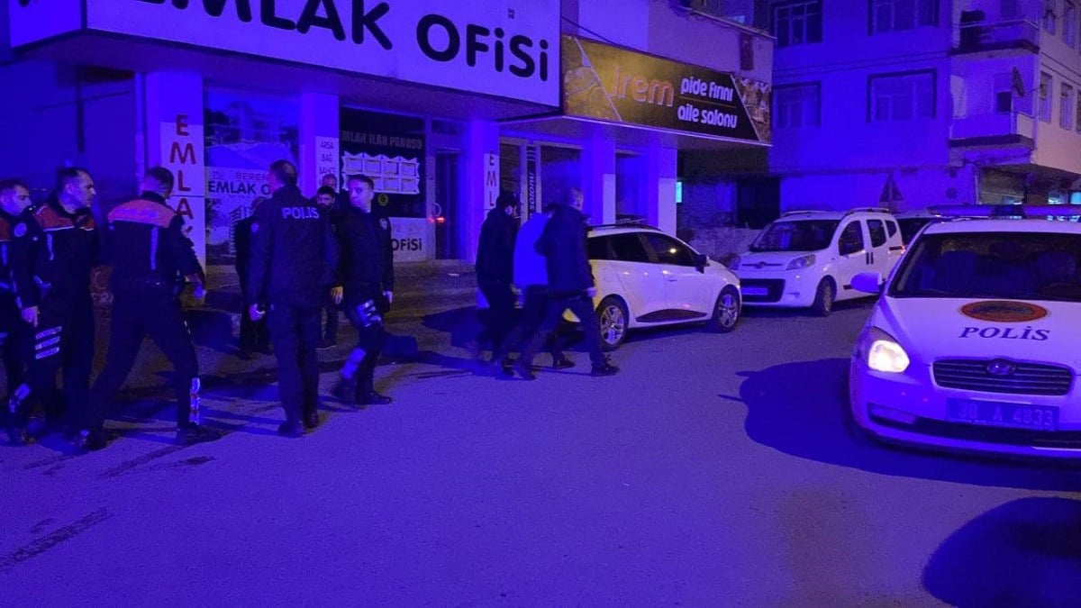 Kayseri’de aranması olan şahıs uygulama yapan polise bıçak çekip kaçtı