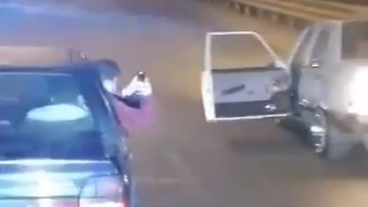 Kocaeli’de canını hiçe saydı: Aracın kapısı açık ilerledi