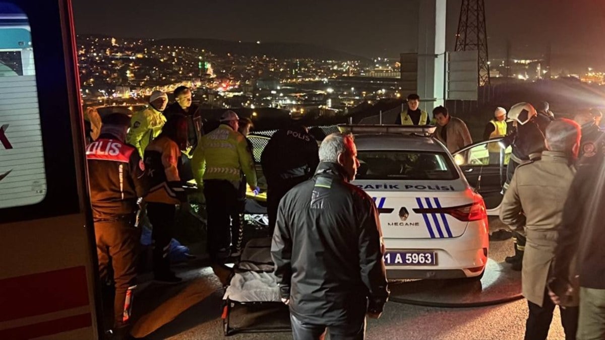 Kocaeli’de ekip otosunun bariyere çarptığı kazada 2 polis yaralandı