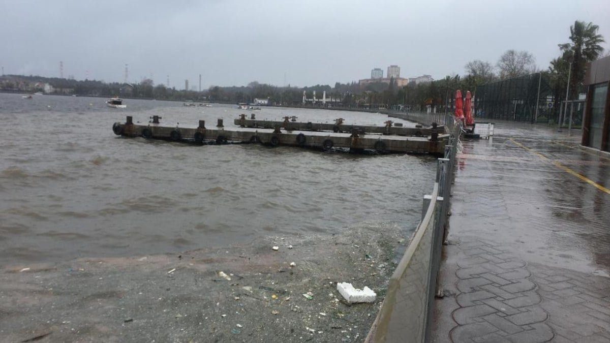 Kocaeli’de fırtına sonrası denizde kirlilik oluştu