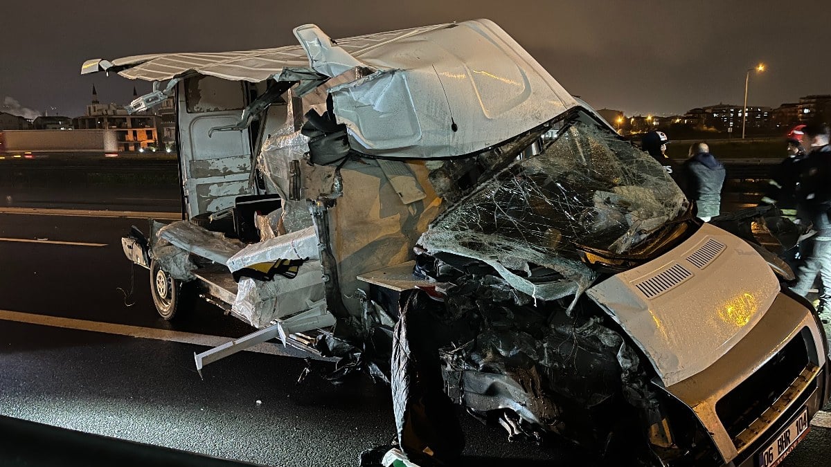 Kocaeli’de tıra çarpan araç ikiye bölündü: Sürücü hayatını kaybetti