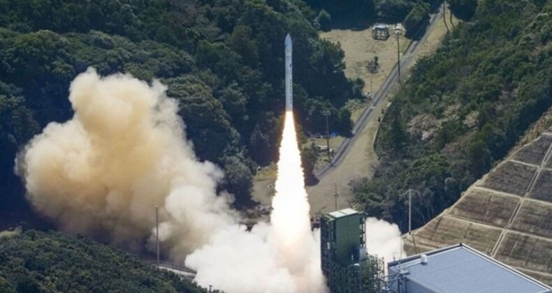 Kuzey Kore’yi izleyecek Japon uydusunu taşıyan roket, kalkışta patladı