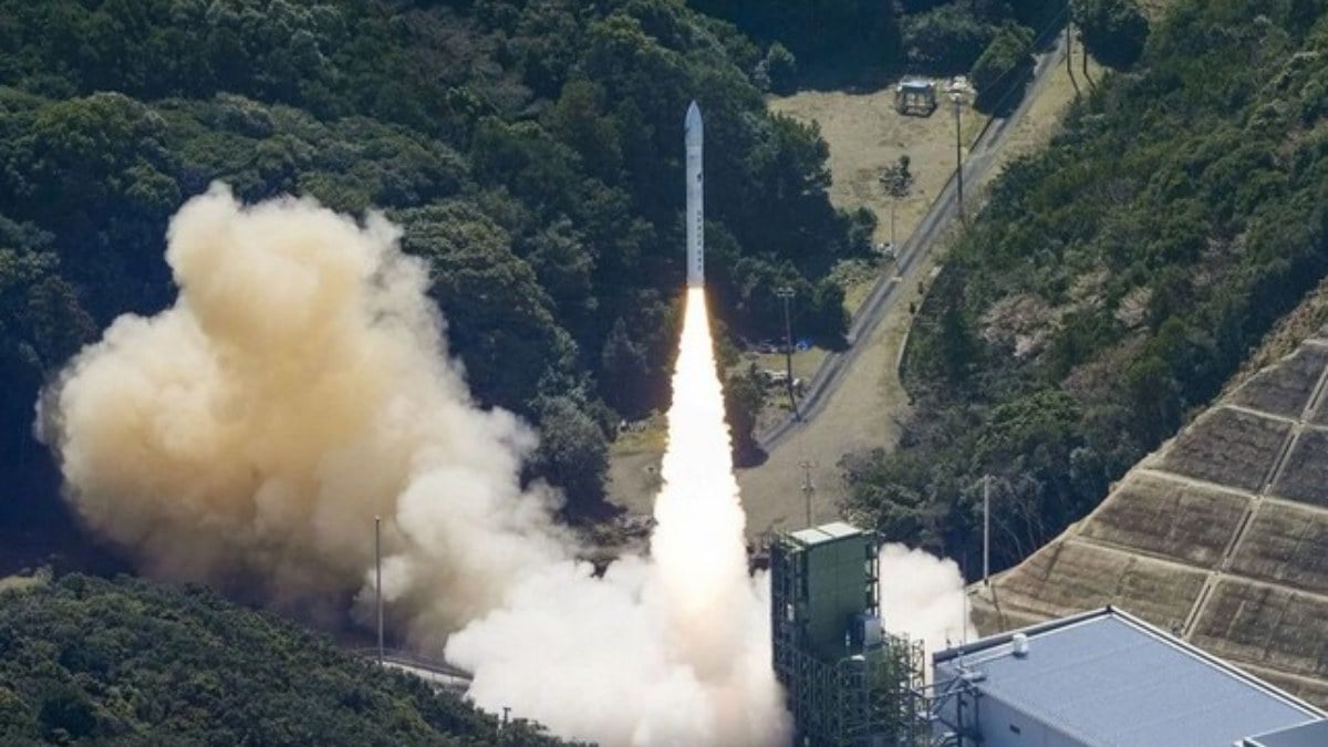 Kuzey Kore’yi izleyecek Japon uydusunu taşıyan roket, kalkışta patladı