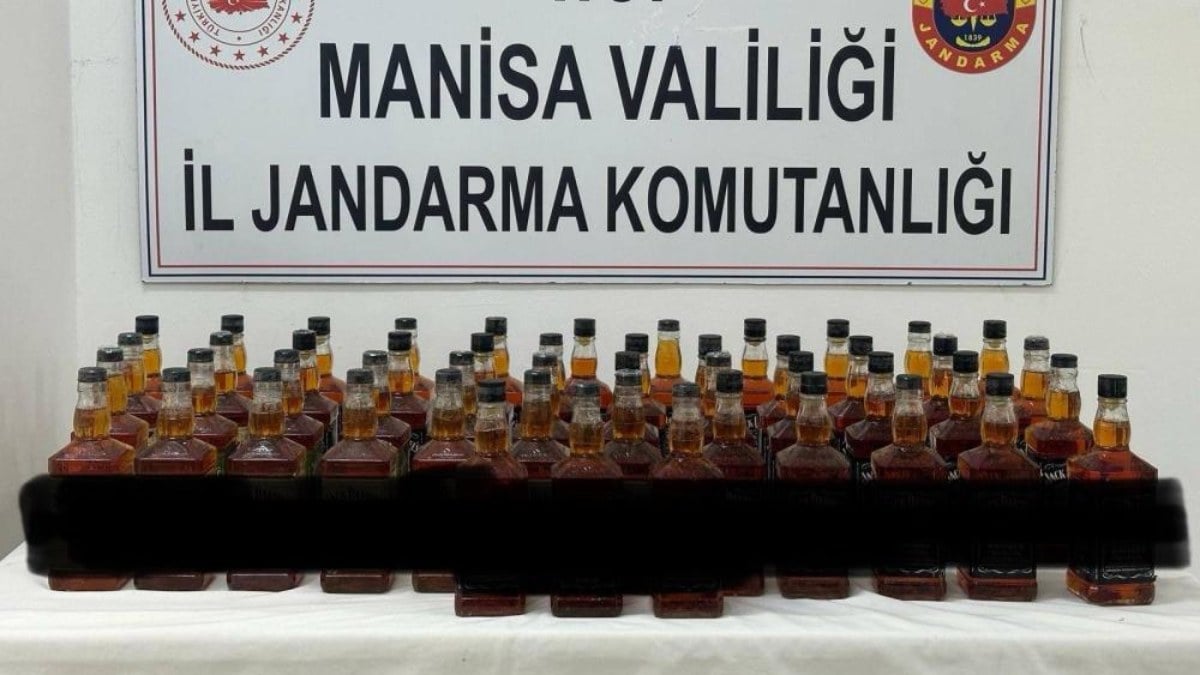 Manisa’da araç içerisinde 50 litre kaçak viski bulundu