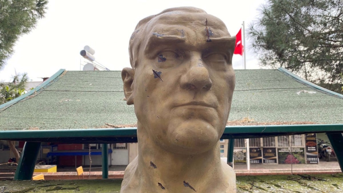 Manisa’da Atatürk büstüne baltalı saldırı