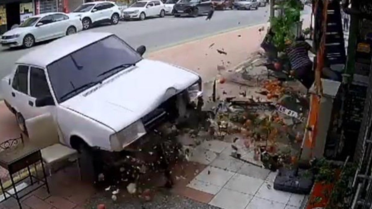 Manisa’da bir kişi üzerine gelen otomobilden kıl payı kurtuldu