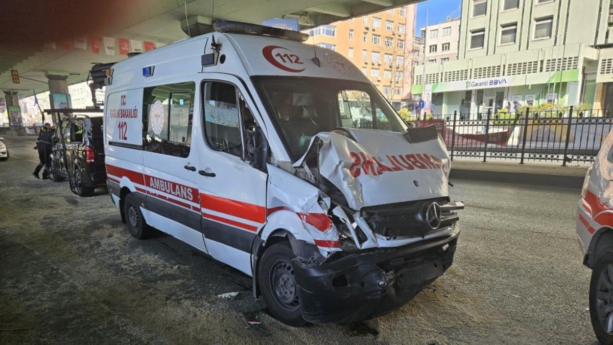 Mecidiyeköy’de hatalı dönüş yapan minibüsle ambulans çarpıştı