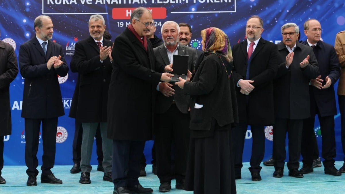 Mehmet Özhaseki: 30 binden fazla afet konutunu hak sahiplerine teslim ettik