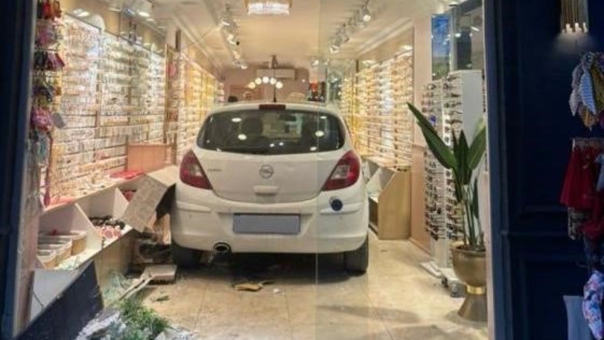 Mersin’de araç kontrolden çıktı: İş yerinin içine daldı