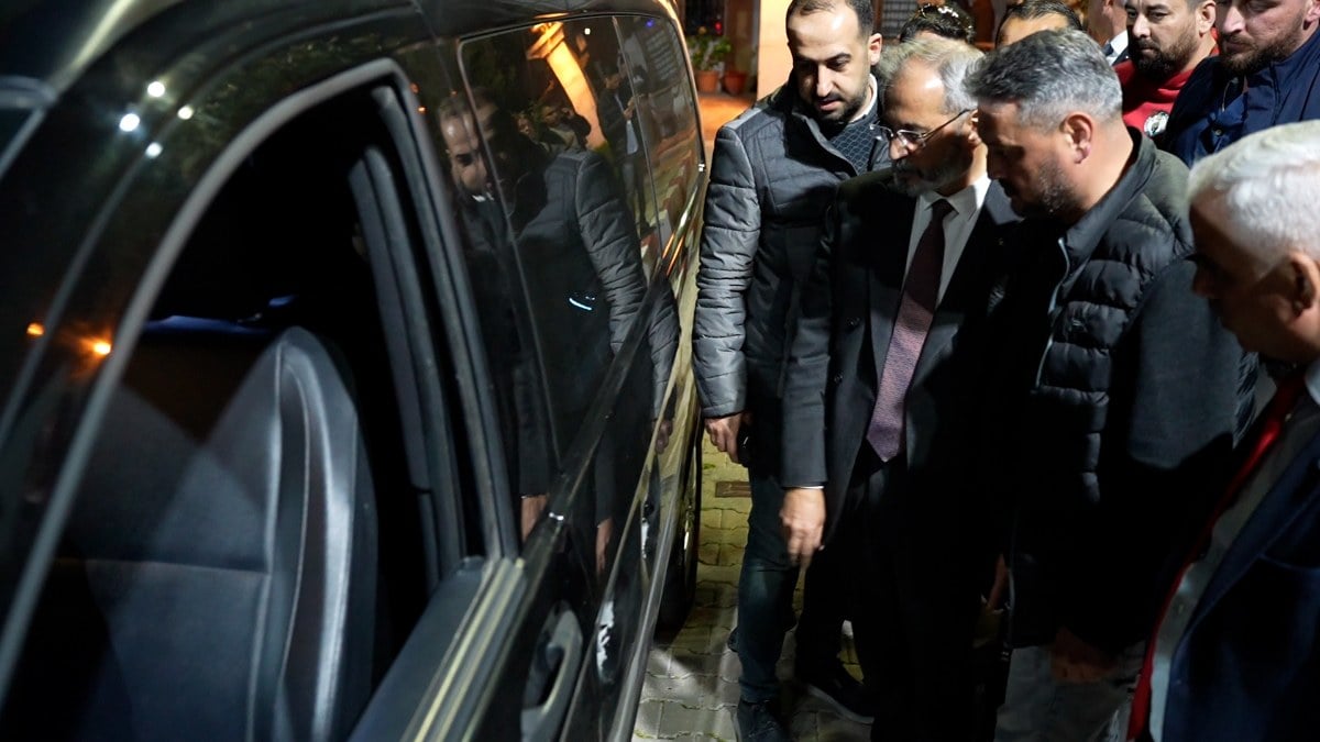 Mersin’de belediye başkan adayının aracına silahlı saldırı