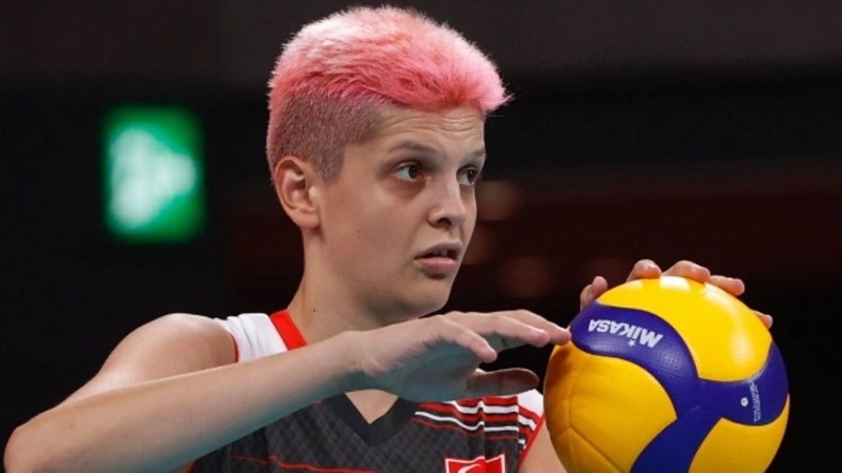 Milli voleybolcu Ebrar Karakurt gittiği mekanda olay çıkardı: Şarkıcıyla arbede yaşadı