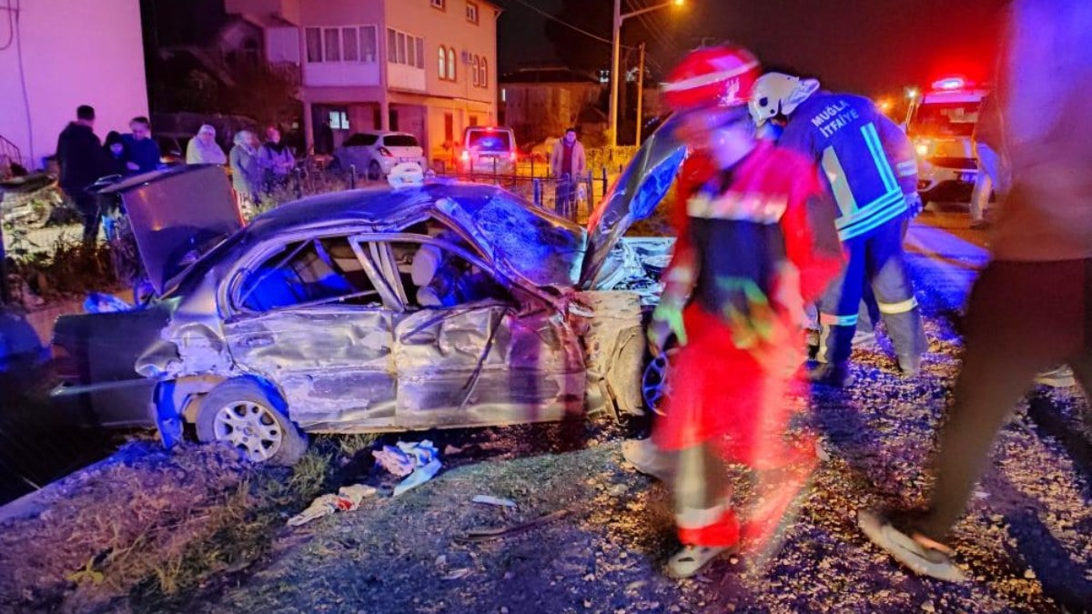 Muğla’da otomobiller kafa kafaya çarpıştı: 1’i ağır 4 yaralı