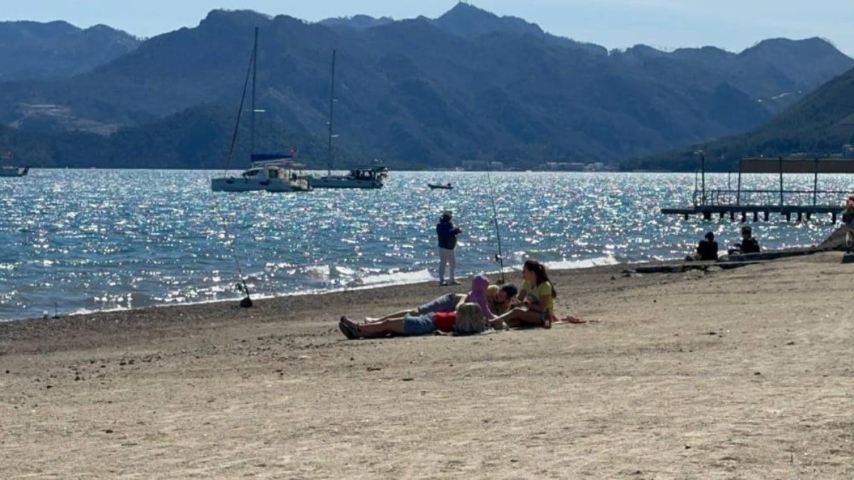 Muğla’da vatandaşlar sıcak havanın keyfini çıkarıyor