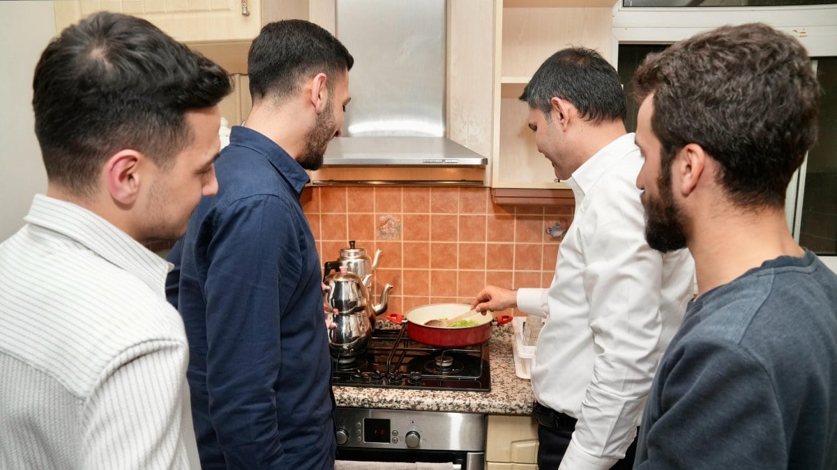 Murat Kurum gençlerin evine misafir oldu: Mutfağa girdi menemen yaptı!