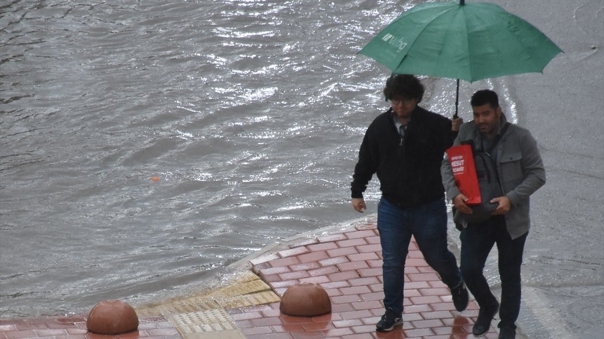 Önce İzmir şimdi de Antalya! Yağmur sonrası yollar göle döndü