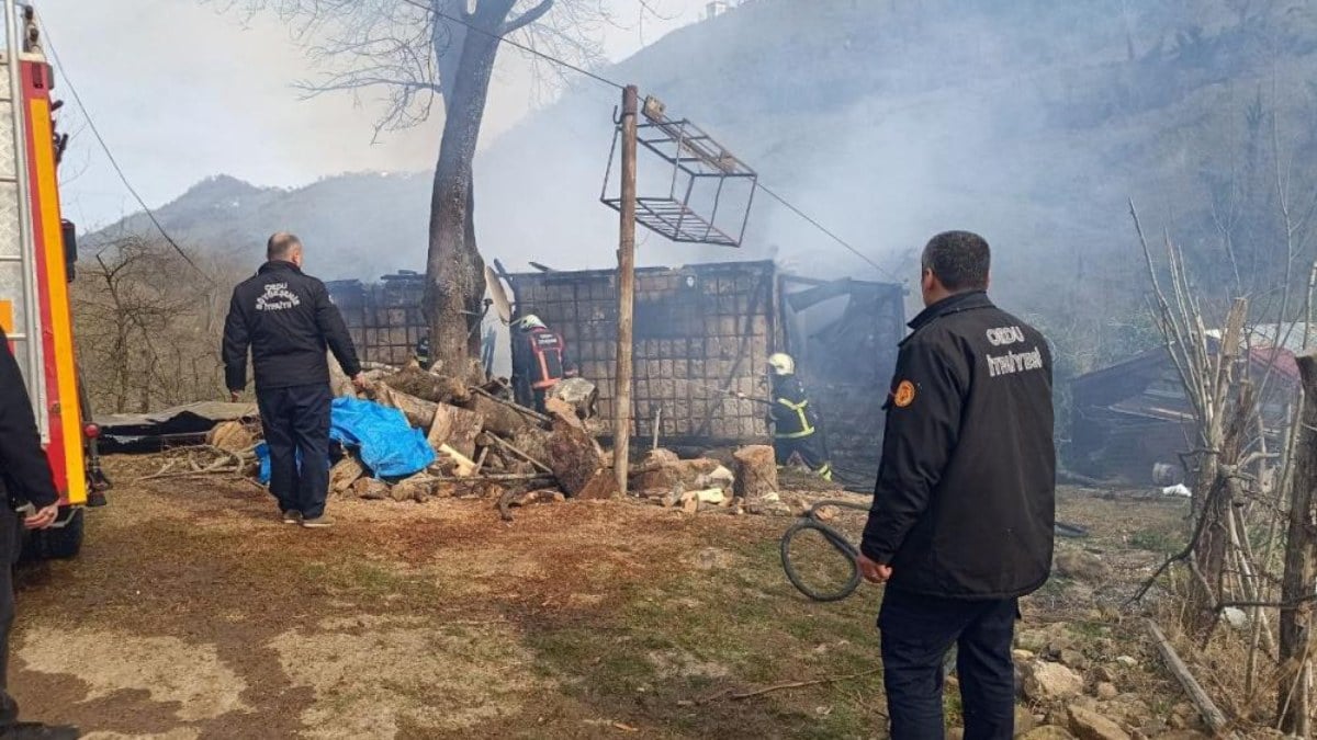 Ordu’da 2 katlı evde yangın: Kullanılamaz hale geldi