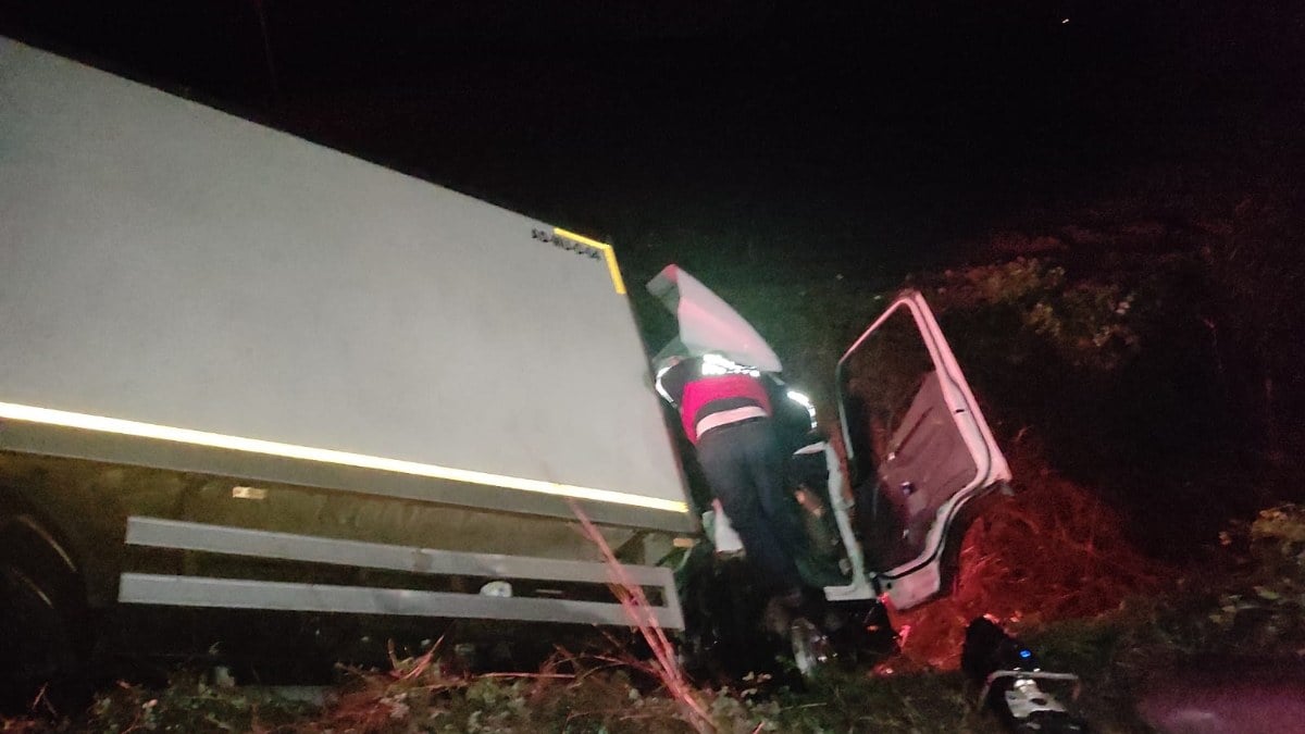 Osmaniye’de şarampole devrilen kamyonetin sürücüsü yaralandı