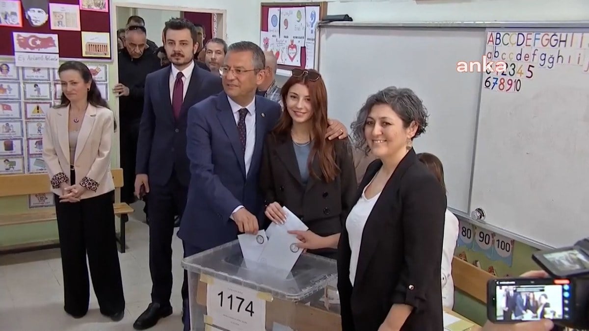 Özgür Özel, memleketi Manisa’da oyunu kullandı