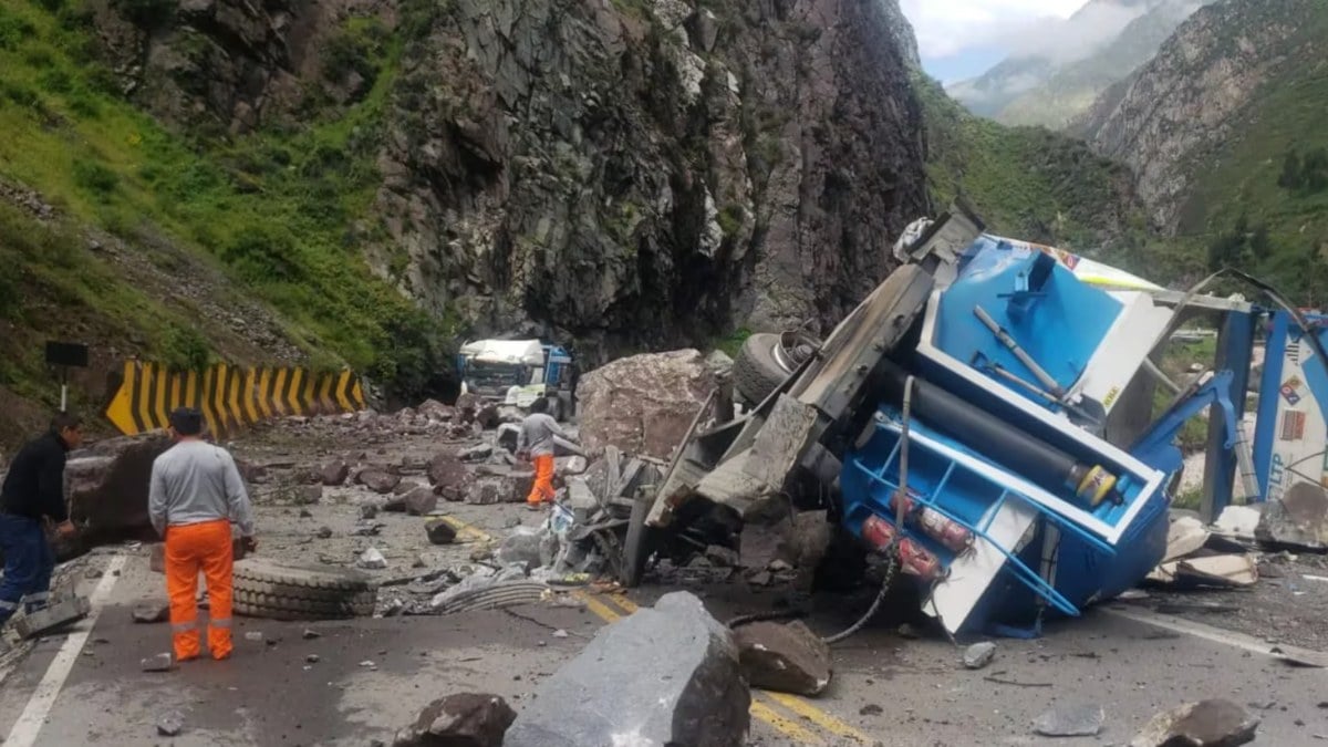 Peru’da dağdan kopan kayalar araçların üzerine düşerek tehlike saçtı