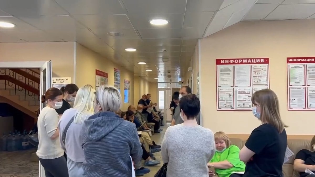 Rusya’daki terör saldırısında yaralananlara kan vermek için halk sırada