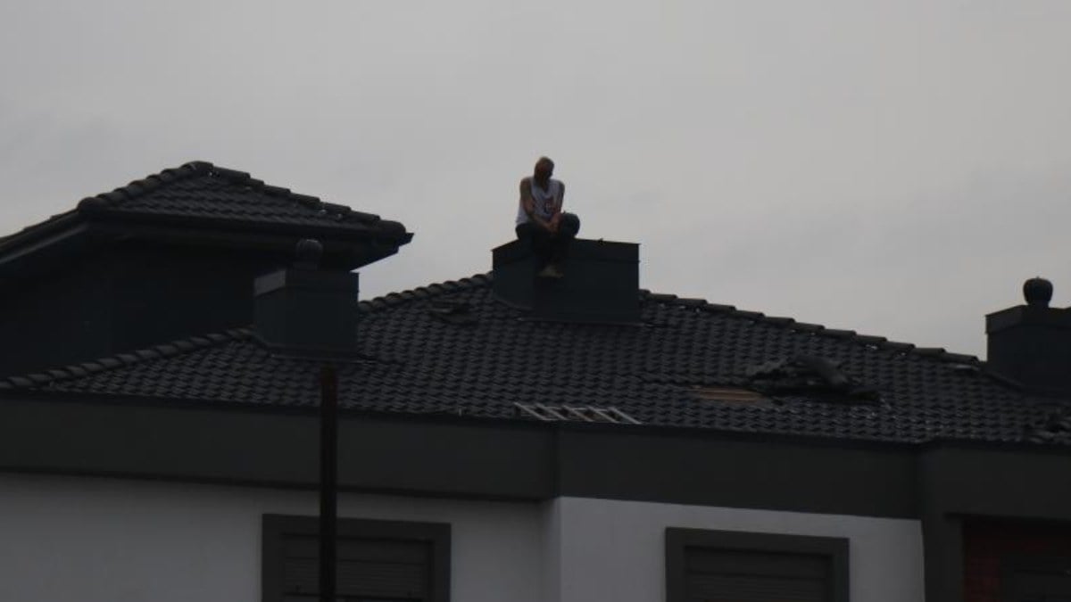 Sakarya’da eski polis memuru çatıya çıkarak silahla dehşet saçtı