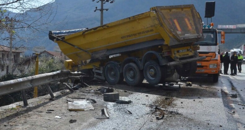 Sakarya’da şarampole devrilen kamyonun sürücüsü ağır yaralandı