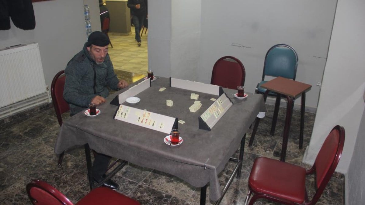 Sivas’ta görenleri güldüren manzara: 4 kişilik oyunu tek başına oynadı