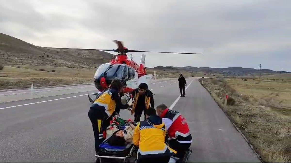 Sivas’ta önüne köpek çıkan araç devrildi: 5 yaralı