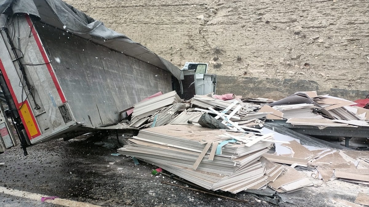 Sivas’ta tırdan düşen yük, otomobili ezdi: 1 ölü 4 yaralı