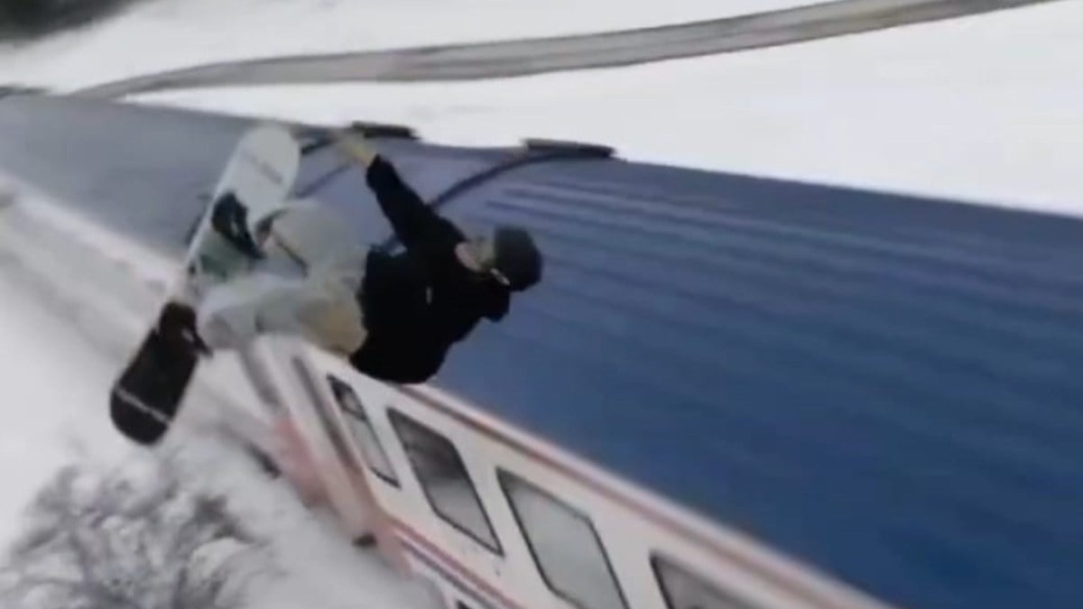 Snowboardla Doğu Ekspresi’nin üzerinden atladı