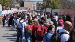 Sultanahmet Meydanı’nda turist hareketliliği: Güzel havayı fırsat bildiler