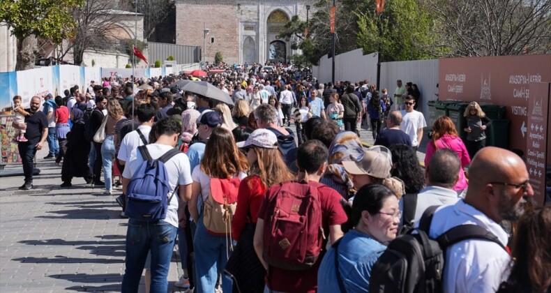 Sultanahmet Meydanı’nda turist hareketliliği: Güzel havayı fırsat bildiler