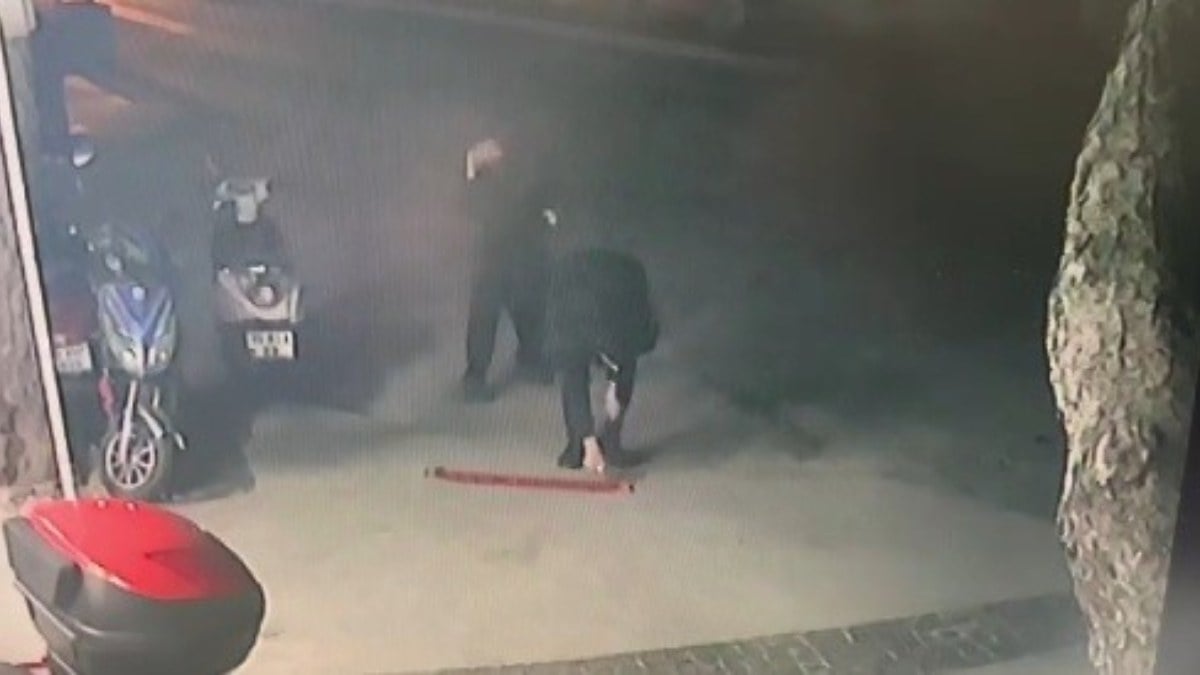 Tatil beldesi Çeşme’de yazılama ile yasa dışı bahis reklamı yaptılar