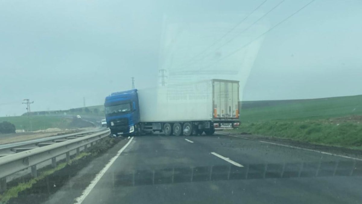 Tekirdağ’da kontrolden çıkan tırın kaza anı kameraya yansıdı