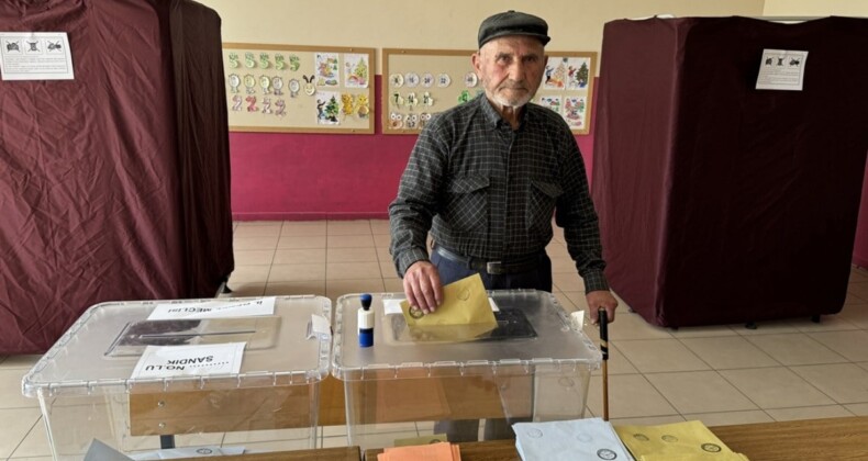 Terk edilmiş köyde tek oy: Kütahya’daki yalnız vatandaş sandığa gitti