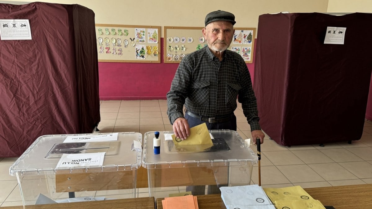 Terk edilmiş köyde tek oy: Kütahya’daki yalnız vatandaş sandığa gitti