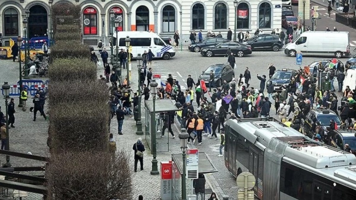 Terör örgütü PKK yandaşları, Avrupa Parlamentosu önünde polise saldırdı